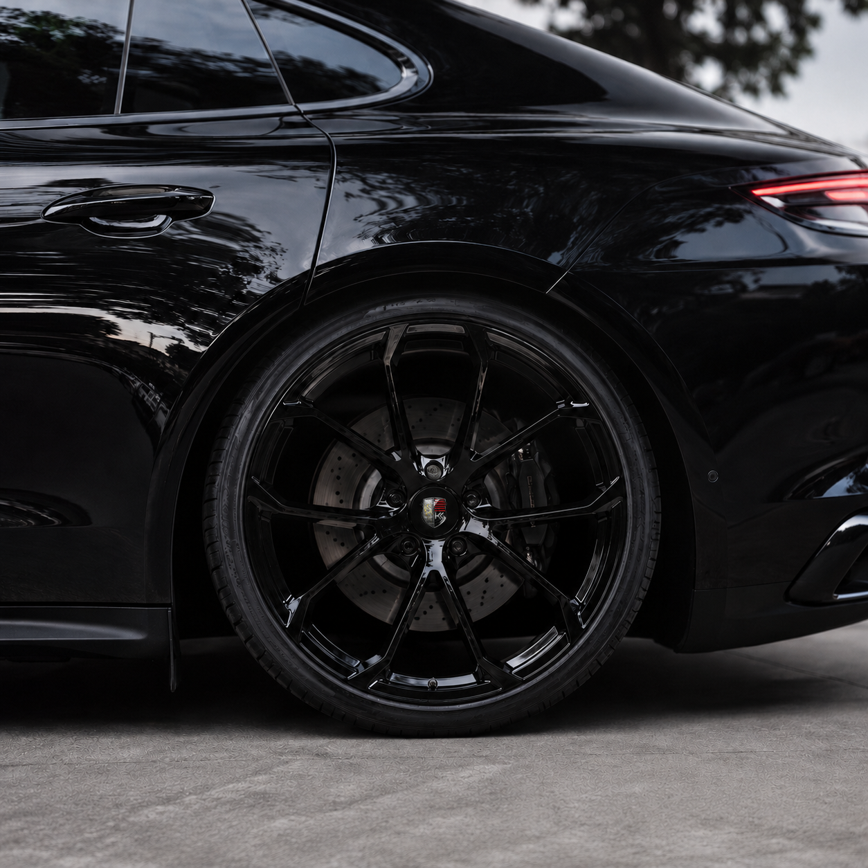 RAYONE sub-brand wheel detail with center cap