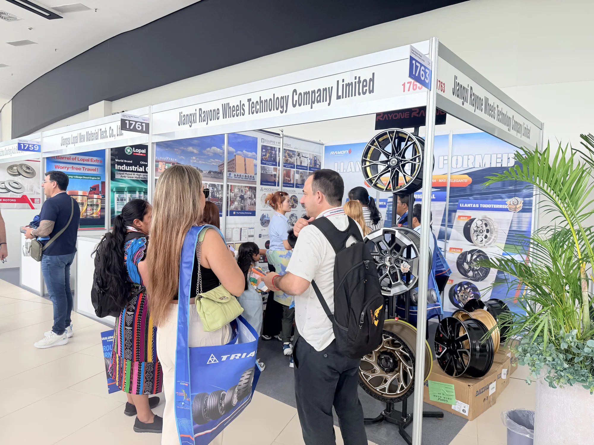 Visitors gathering at RAYONE Booth 1763 during the 2026 Latin Tyre and Auto Parts Expo in Panama